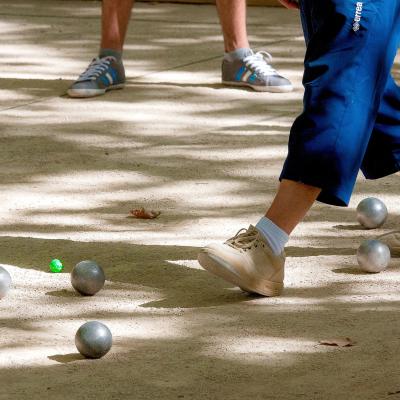 Fête votive,  pétanque,  bal